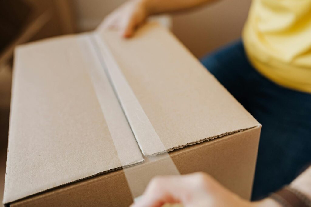 Pessoa trabalhando com packing.