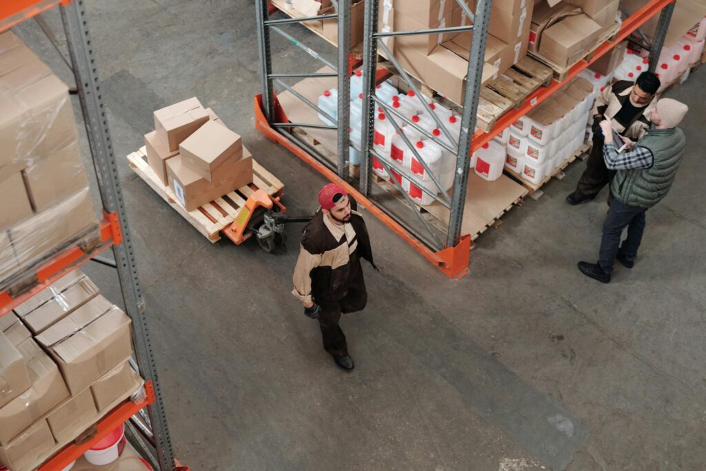 Pessoas trabalhando com palete ou pallet na logística.