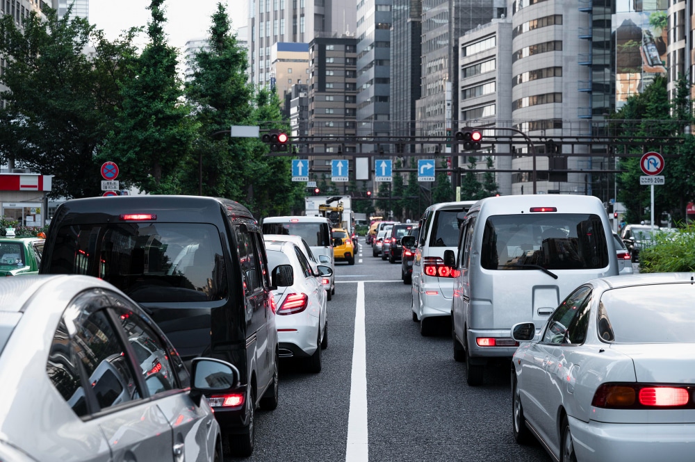 Congestionamento de tráfego afetando a logística urbana.