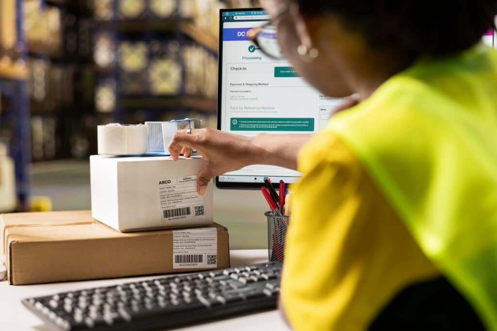Mulher de amarelo embalando produtos, integrando equipe de logística para e-commerce
