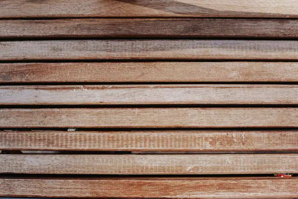 chapatex para pallet de madeira empilhado um sobre o outro em imagem lateral