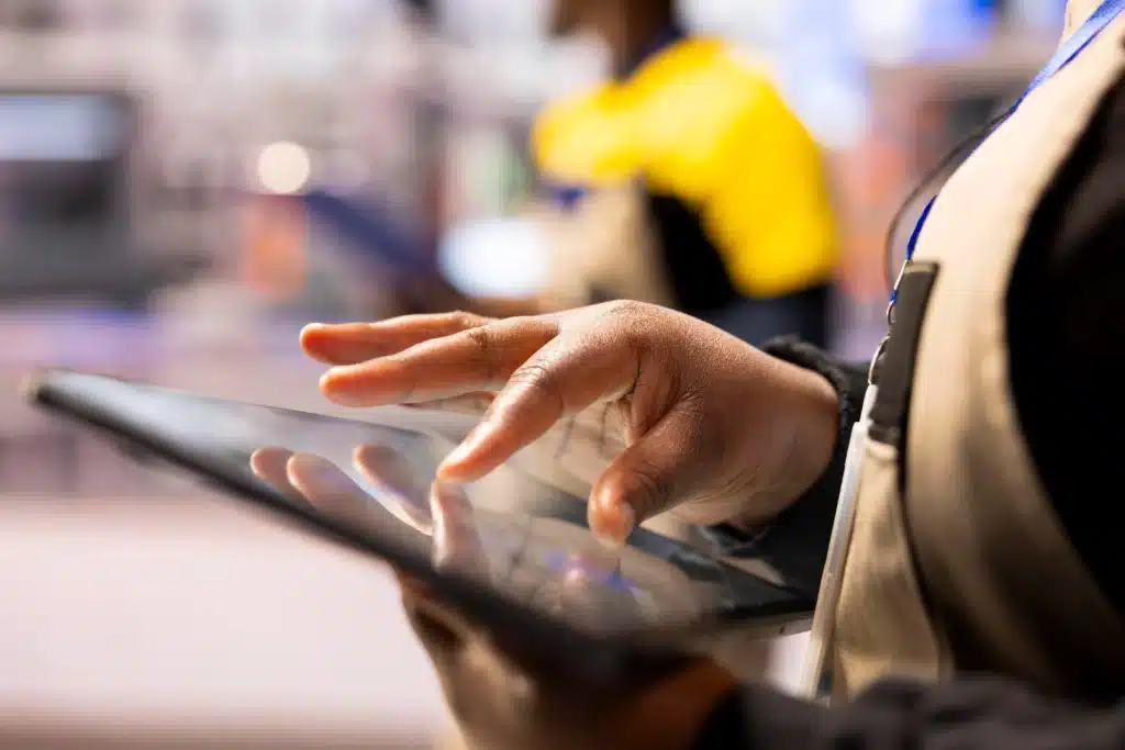 funcionário usando tablet, integrando sua operação a logística 5.0