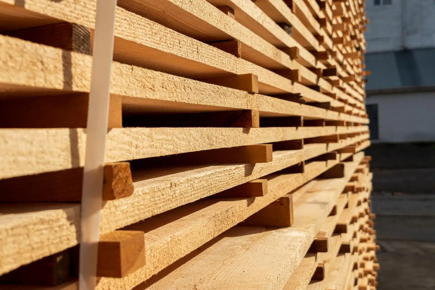 paletes reciclados sendo utilizados em galpão logístico