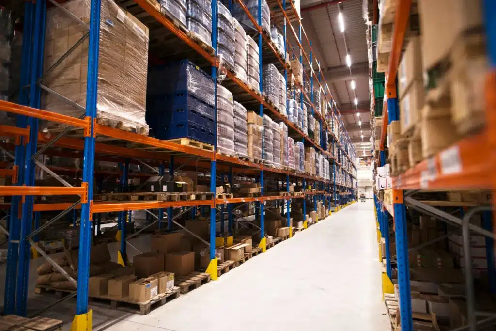galpão industrial que usa soluções logísticas em sua operação.